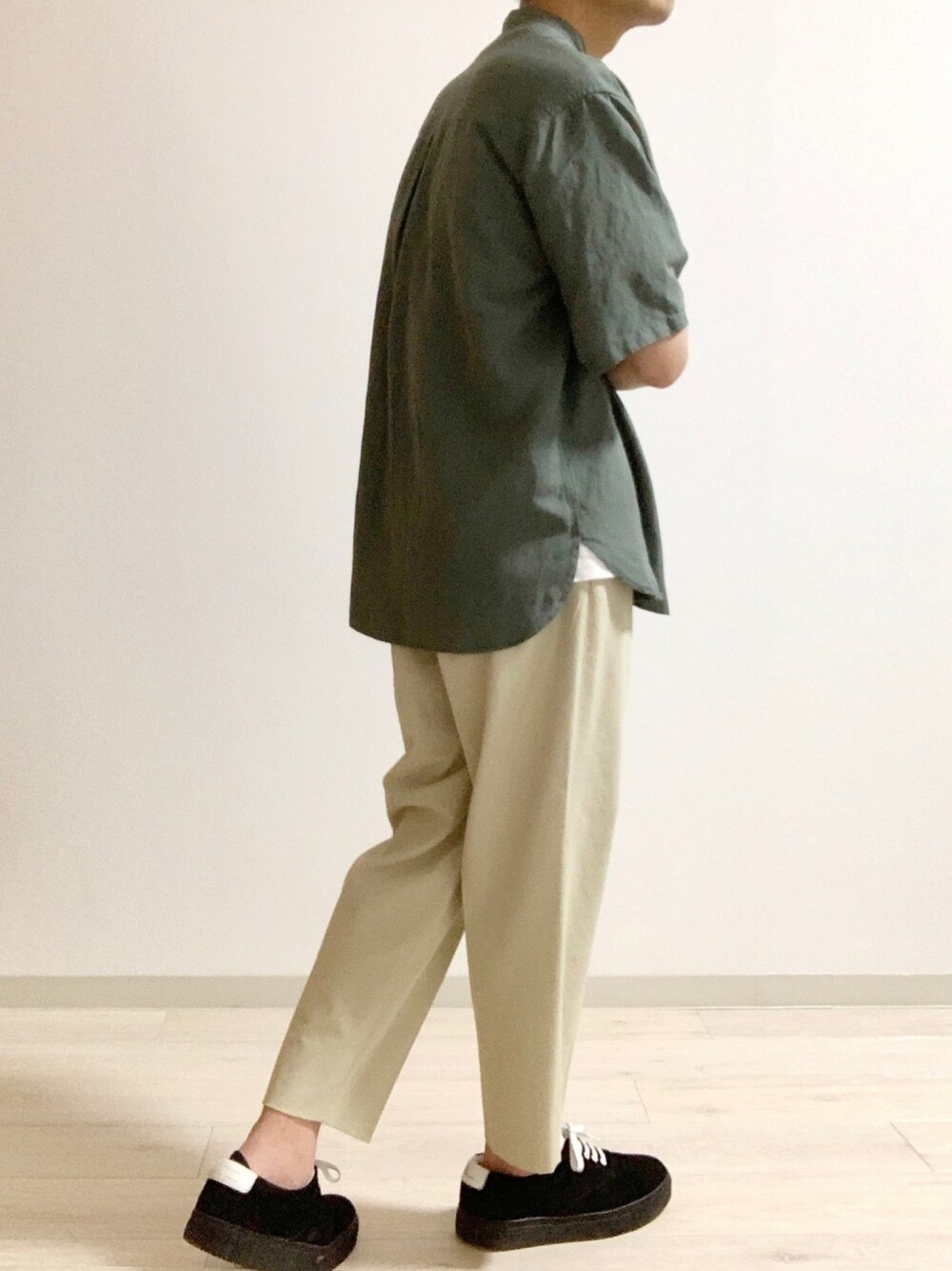 「シンプル、リラックススタイル、キレイめ、ootd、シャツスタイル、いいね、save、フォローお願いします🤑、カジュアル、スニーカー、レイヤードスタイル、スラックス」｜「Steven Alanの＜Steven Alan＞ DRY TWILL SUPER BAGGY TAPERED PANTS-JUST/パンツ（その他パンツ、ベージュ系）」を使った、トシさん（メンズ・173cm）の夏コーディネートの1枚目の写真