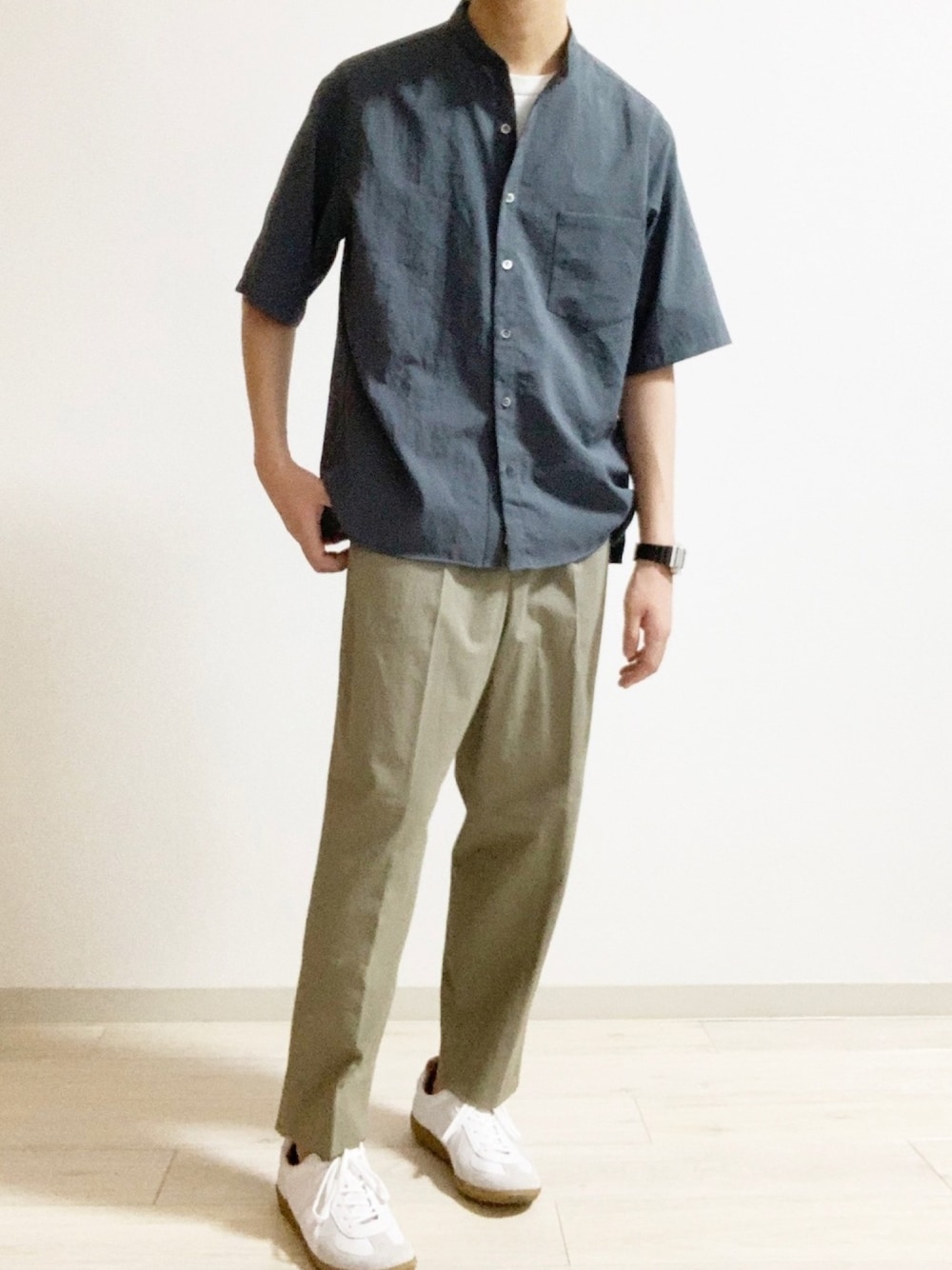 「シンプル、夏コーデ、大人カジュアル、バンドカラーシャツ、おしゃれさんと繋がりたい、シャツスタイル、スラックス、いいね、save、フォローお願いします🤑、部屋撮り、アースカラー」｜「Steven Alanの＜Steven Alan＞ LNN/TCH BAND COLLAR SHIRT-BOLD/シャツ（シャツ/ブラウス、グレー系）」を使った、トシさん（メンズ・173cm）の夏コーディネートの1枚目の写真
