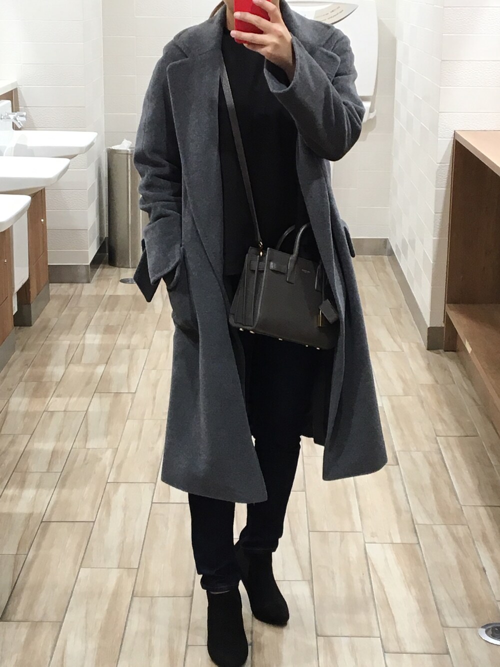 「大人カジュアル、デニム、モノトーン、休日スタイル、ぺプラムトップス、Saint Laurent、RANDA」｜「Saint Laurentのアイテム（ハンドバッグ、グレー系）」を使った、sa.sa.no.さん（レディース・159cm）の春コーディネートの1枚目の写真