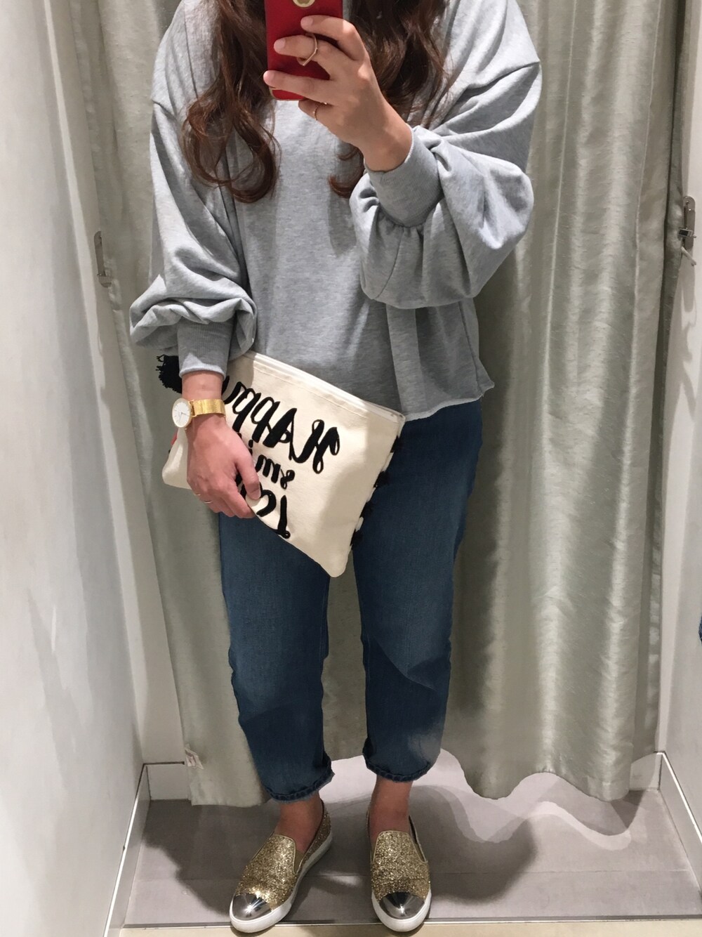 「シンプルコーデ、カジュアルコーデ、はるコーデ、ラフ、デニムパンツ、大人カジュアル、大人コーデ、おでかけ」｜「miu miuのアイテム（スリッポン、ゴールド系）」を使った、sa.sa.no.さん（レディース・160cm）の春コーディネートの1枚目の写真