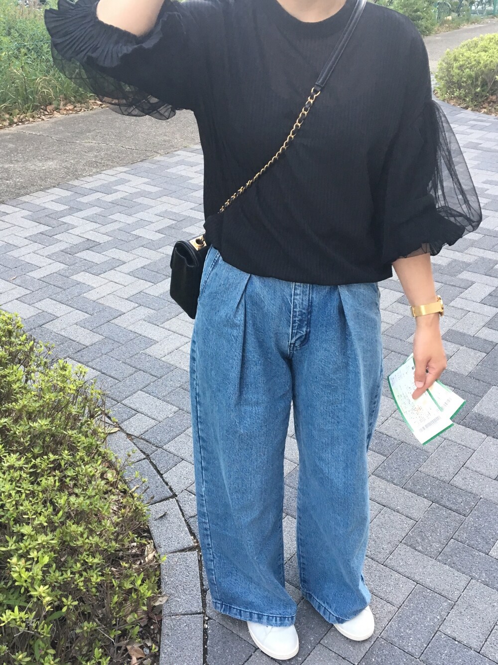 「休日スタイル、オトナカジュアル、ラクチンコーデ、プチプラ、デート、シンプル、ワイドパンツ、ハイウエスト、outfit」｜「coca（coca）のアイテム（シャツ/ブラウス、ブラック系）」を使った、sa.sa.no.さん（レディース・160cm）の春コーディネートの1枚目の写真