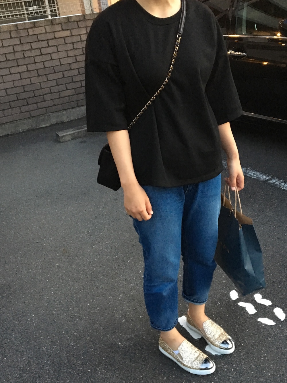 「休日スタイル、オトナカジュアル、大人ガーリー、黒、デニム、ZARA、カジュアルコーデ、グリッター」｜「ZARAのアイテム（Tシャツ/カットソー、ブラック系）」を使った、sa.sa.no.さん（レディース・160cm）の春コーディネートの1枚目の写真