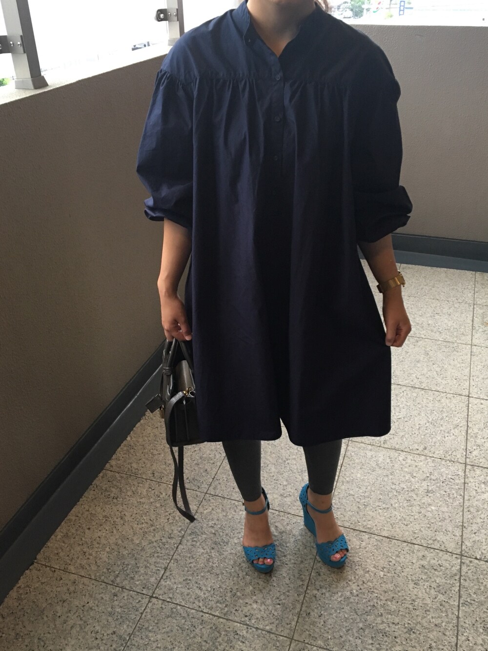 「楽チンコーデ、夏コーデ、プチプラ、サンダル、大人カジュアル、ワンピース、レギンス、outfit」｜「UNIQLOのアイテム（シャツワンピース、ブルー系）」を使った、sa.sa.no.さん（レディース・160cm）の夏コーディネートの1枚目の写真