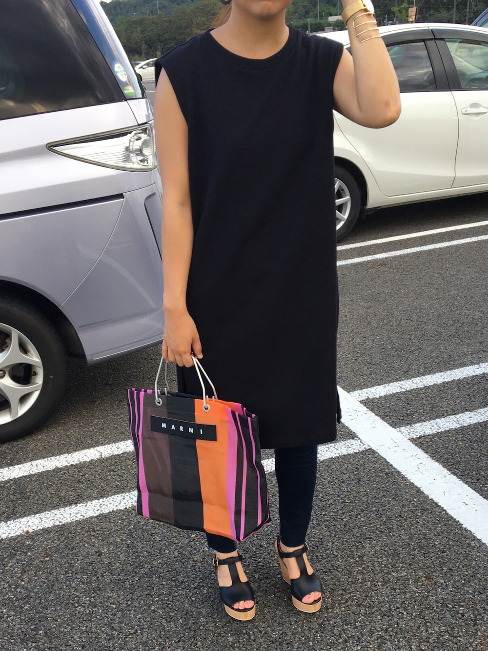 「シンプル、ラフ、カジュアル、夏コーデ、大人カジュアル、ノースリーブ、ZARA、デニムパンツ、マルニフラワーカフェ、デート」｜「MM6 Maison Martin Margielaのアイテム（ワンピース、ブラック系）」を使った、sa.sa.no.さん（レディース・160cm）の夏コーディネートの1枚目の写真