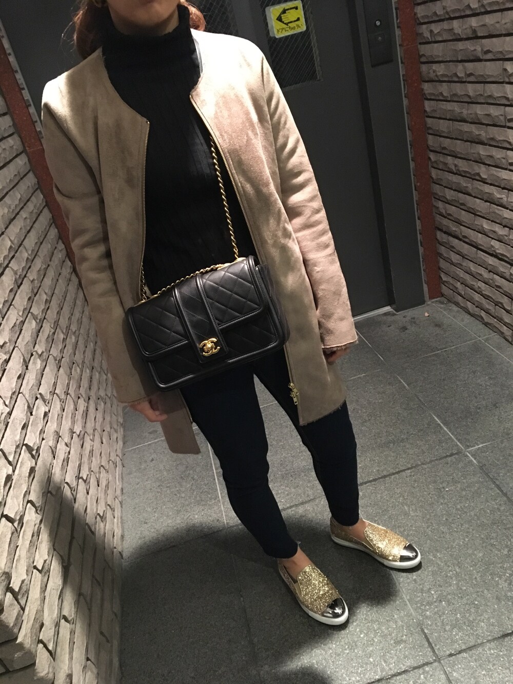 「今日のコーデ、カジュアル、大人カジュアル、きれいめカジュアル、オトナ女子、デニム、冬、チェーンバッグ、ムートンコート、スキニーデニム」｜「CHANELのアイテム（ショルダーバッグ、ブラック系）」を使った、sa.sa.no.さん（レディース・160cm）の冬コーディネートの1枚目の写真