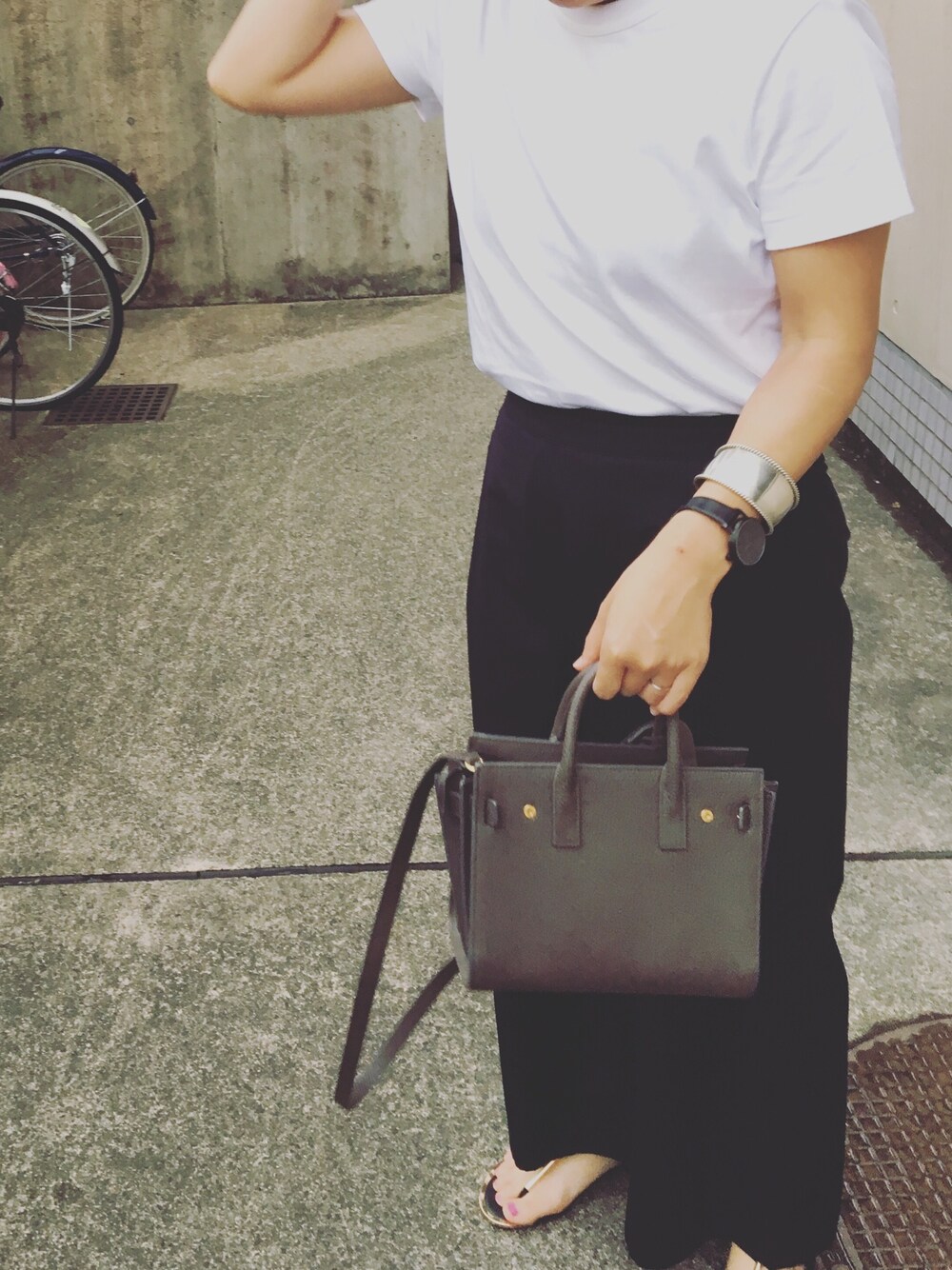 「シンプル、夏、ラクチンコーデ、カジュアル、プチプラ、きれいめカジュアル、UNIQLO、Tシャツ、UNIQLO U、パンツスタイル」｜「UNIQLOのクルーネックT（半袖）（Tシャツ/カットソー、ホワイト系）」を使った、sa.sa.no.さん（レディース・160cm）の夏コーディネートの1枚目の写真