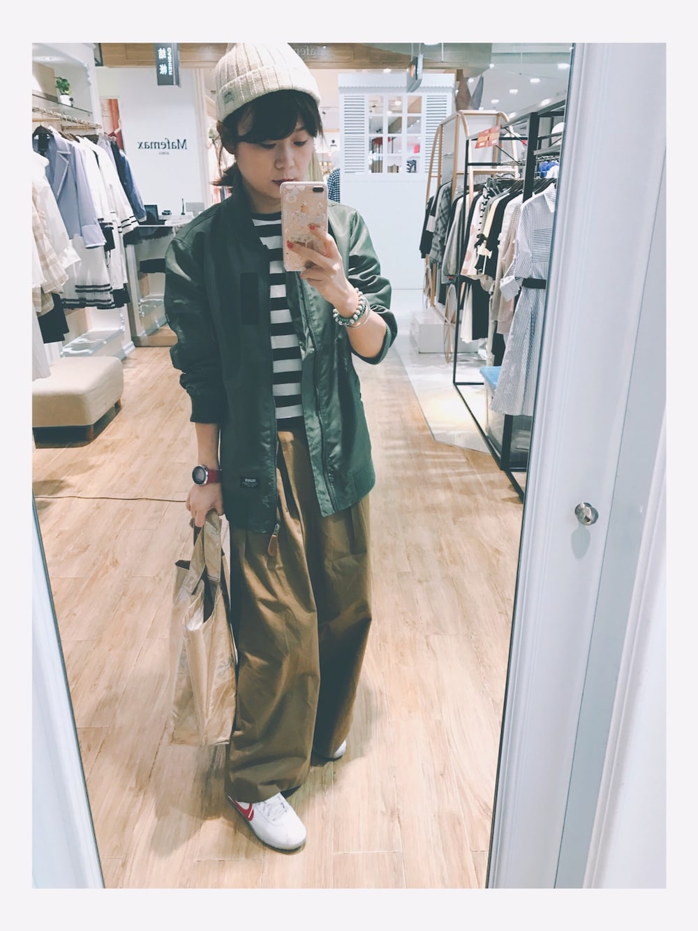 「KBFのアイテム（チノパンツ、その他）」を使った、Lucyさん（レディース・160cm）の冬コーディネートの1枚目の写真