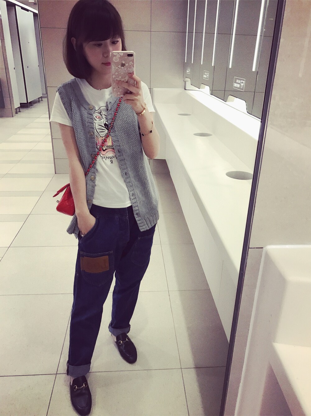 「mercibeaucoup,のアイテム（デニムパンツ、ブルー系）」を使った、Lucyさん（レディース・160cm）の春コーディネートの1枚目の写真