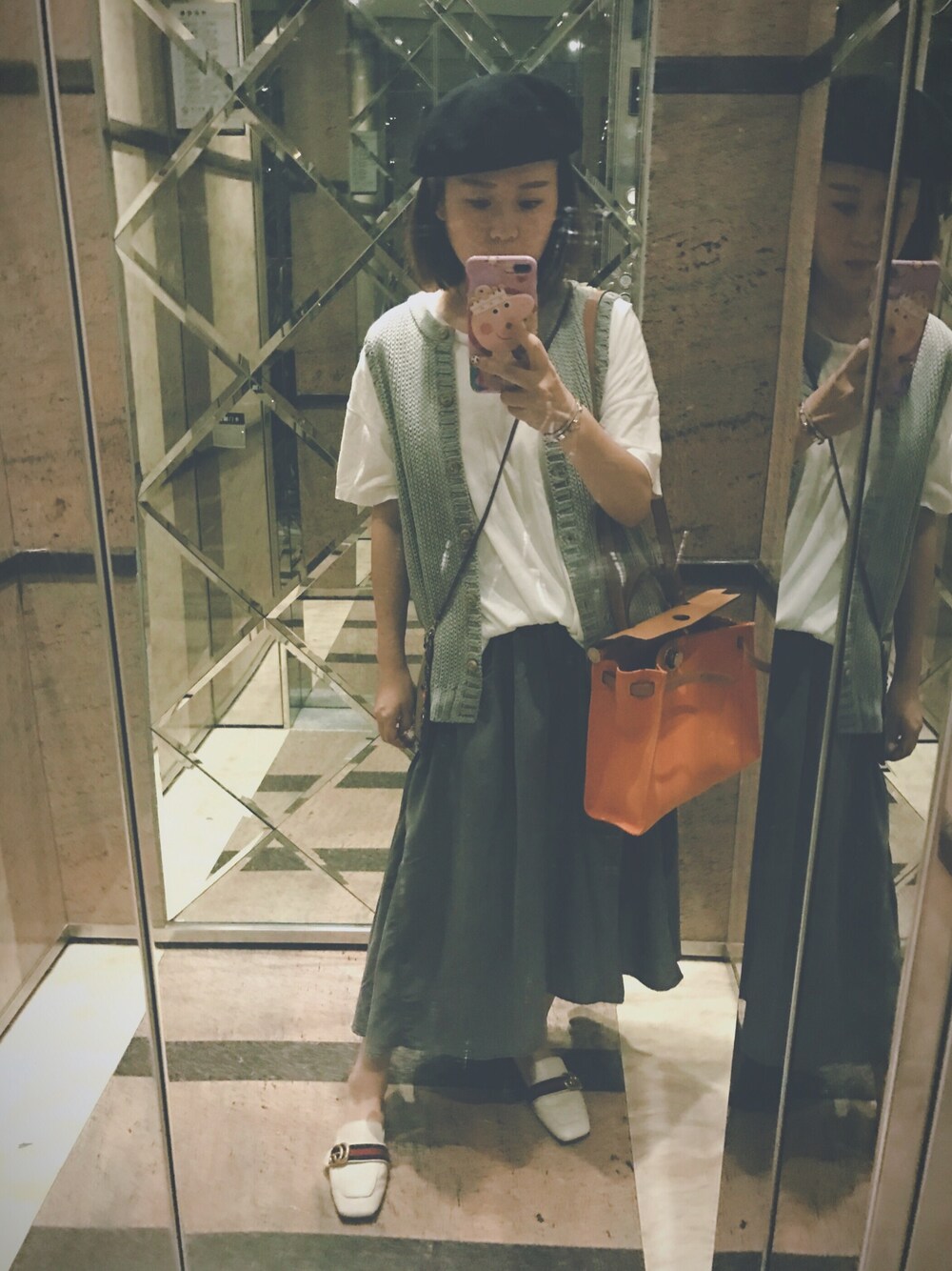 「GUCCIのアイテム（その他シューズ、ホワイト系）」を使った、Lucyさん（レディース・160cm）の秋コーディネートの1枚目の写真