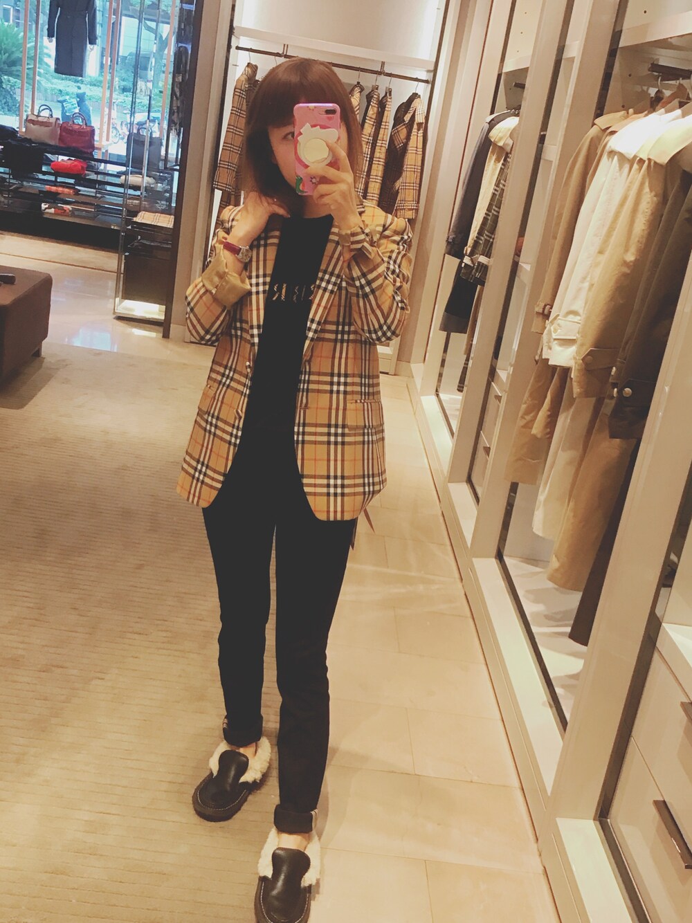 「BURBERRYのアイテム（テーラードジャケット、イエロー系）」を使った、Lucyさん（レディース・160cm）の秋コーディネートの1枚目の写真