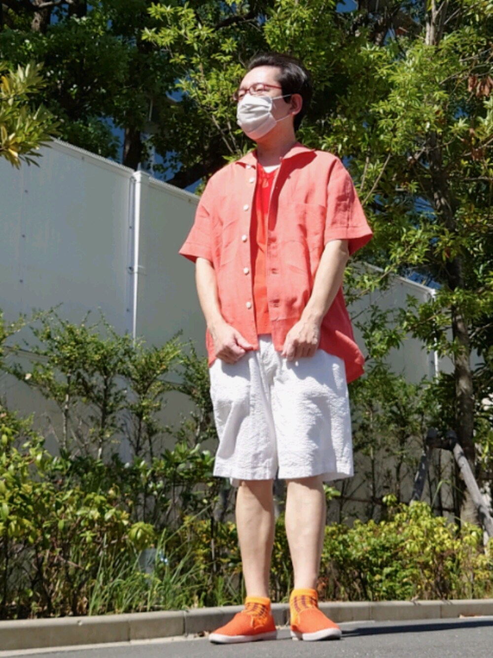 レッド系のTシャツ/カットソー、レッド系のシャツ/ブラウス、オレンジ系のレッグウェアを着用したメンズの夏コーディネートの1枚目の写真