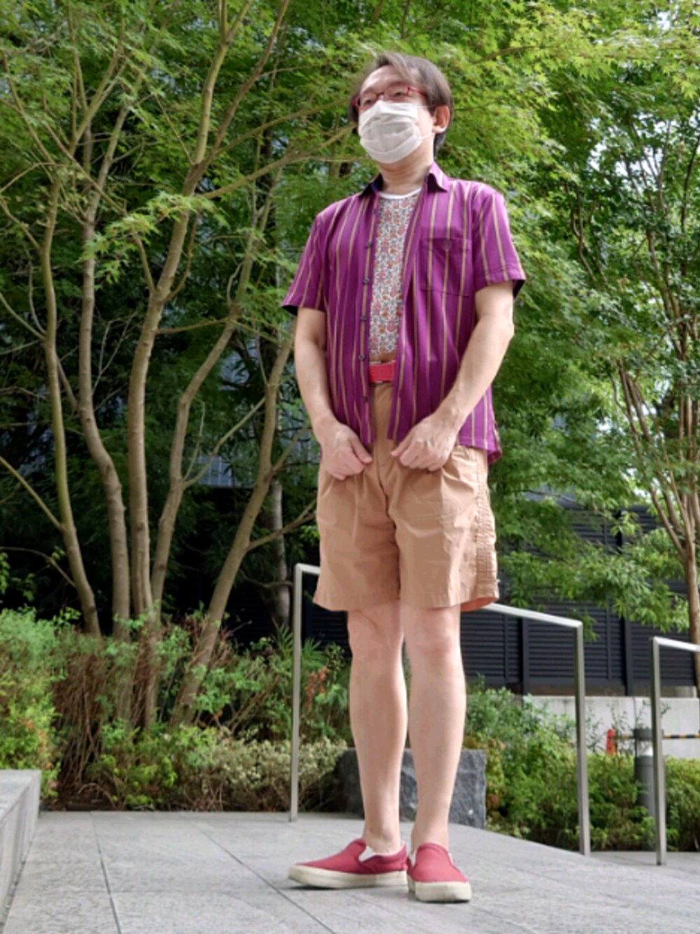 パープル系のシャツ/ブラウス、レッド系のTシャツ/カットソーを着用したメンズの秋コーディネートの1枚目の写真