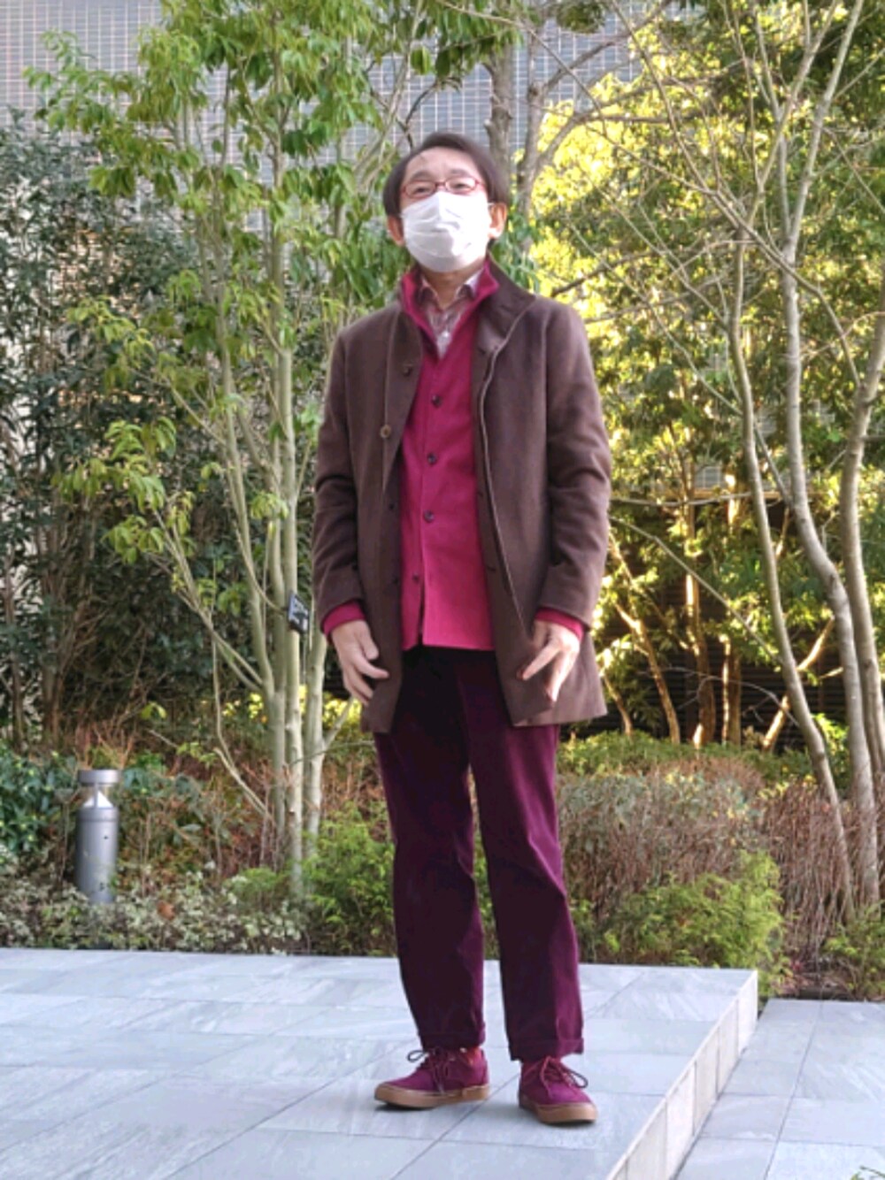 ピンク系のシャツ/ブラウス、レッド系のシャツ/ブラウス、ブラウン系のジャケット/アウターを着用したメンズの冬コーディネートの1枚目の写真