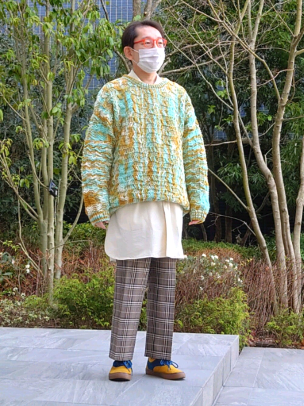 グリーン系のニット/セーター、ホワイト系のシャツ/ブラウス、ブラウン系のその他パンツを着用したメンズの春コーディネートの1枚目の写真