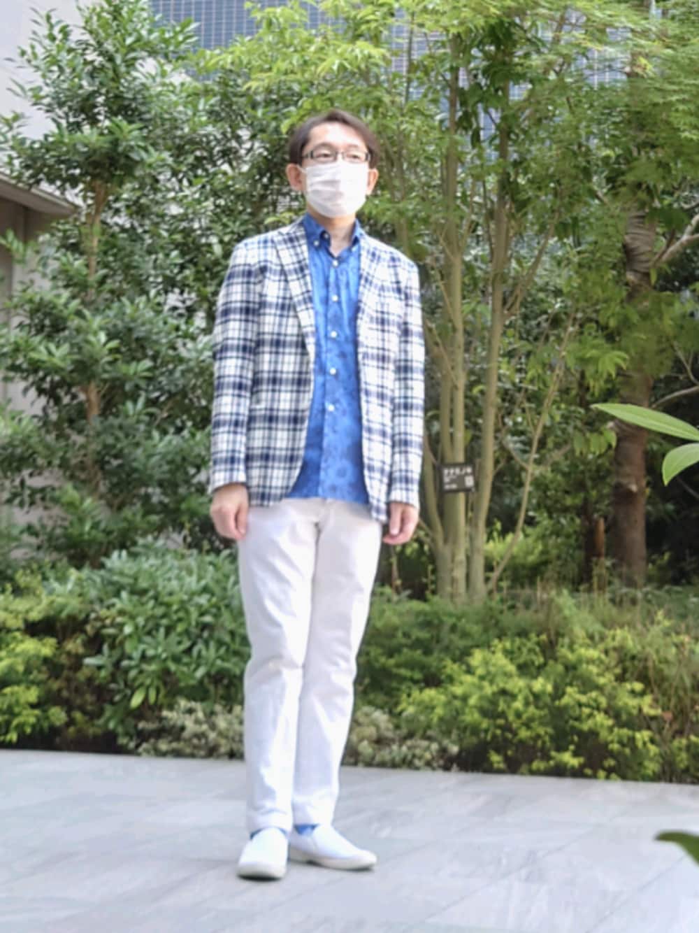 ブルー系のシャツ/ブラウス、ブルー系のテーラードジャケット、ホワイト系のデニムパンツを着用したメンズの夏コーディネートの1枚目の写真