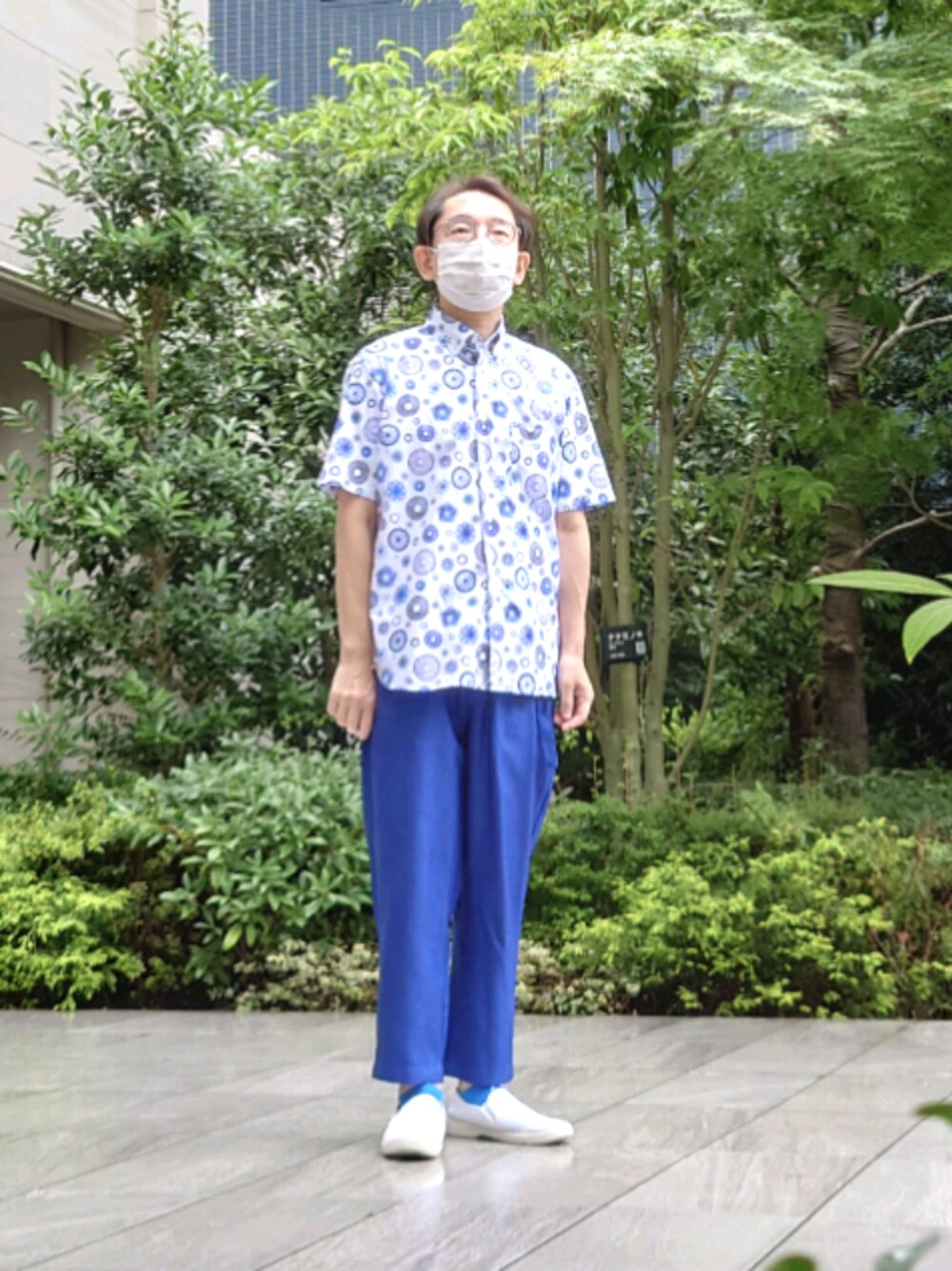 ブルー系のシャツ/ブラウス、ブルー系のその他パンツ、ホワイト系のその他シューズを着用したメンズの夏コーディネートの1枚目の写真