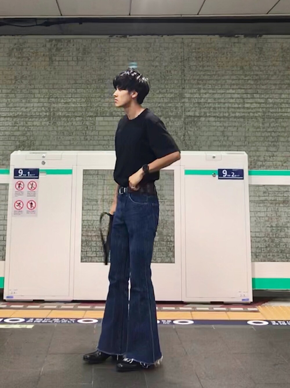 「秋コーデ、デニム、フレアパンツ、Tシャツ、ヒールブーツ、UNIQLO U、Levis684、Levis、LEMAIRE、Hender Scheme」｜「UNIQLOのクルーネックT（半袖）（Tシャツ/カットソー、ブラック系）」を使った、のむけんさん（メンズ・180cm）の秋コーディネートの1枚目の写真