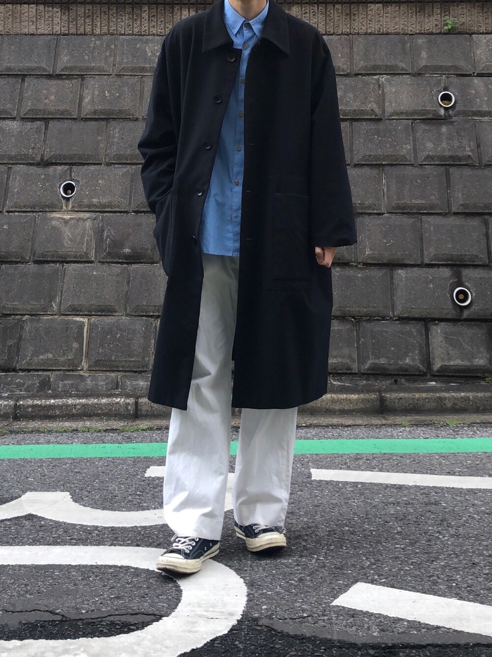 「春、シンプル、ステンカラーコート、シャツ、白パンツ、CT70s、VOAAOV、digawel、YAECA、converse」｜「VOAAOVのアイテム（ステンカラーコート、ブラック系）」を使った、のむけんさん（メンズ・180cm）の冬コーディネートの1枚目の写真