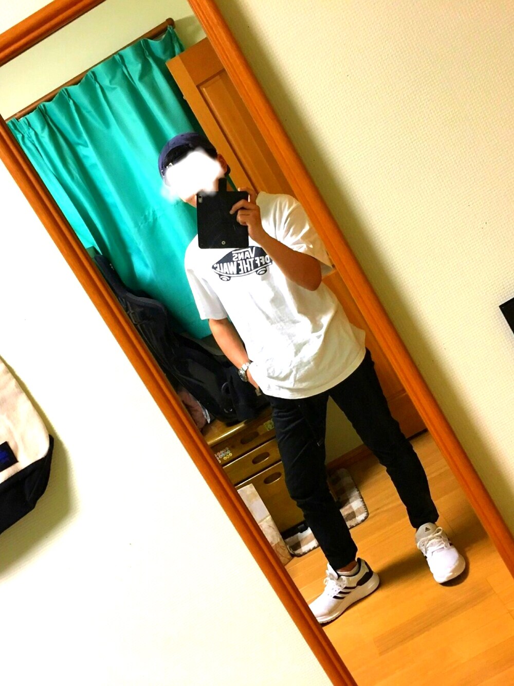 「VANSのアイテム（Tシャツ/カットソー、ホワイト系）」を使った、Hikaruさん（レディース・163cm）の春コーディネートの1枚目の写真