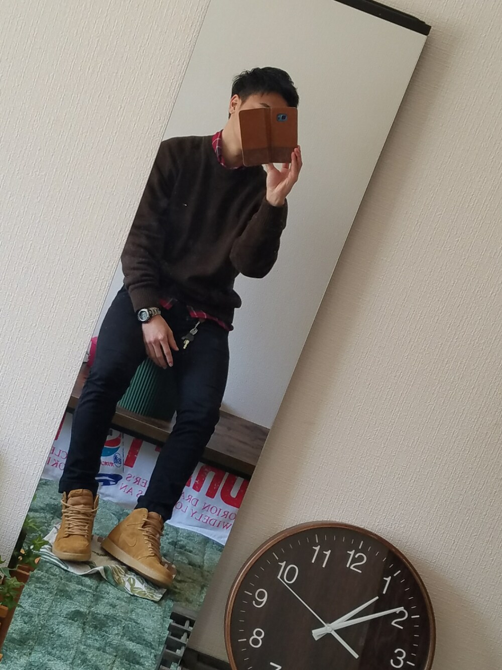 レッド系のシャツ/ブラウス、ブラウン系のニット/セーター、ブラック系のその他パンツを着用したメンズの春コーディネートの1枚目の写真