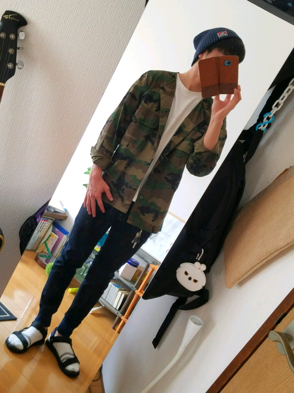 ホワイト系のTシャツ/カットソー、グリーン系のミリタリージャケット、ブルー系のデニムパンツを着用したメンズの春コーディネートの1枚目の写真