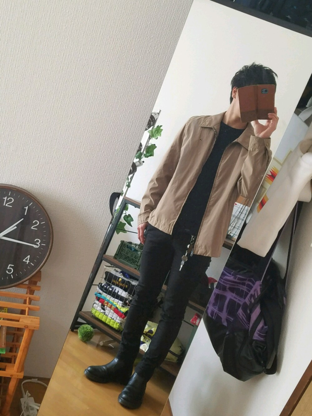 ベージュ系のナイロンジャケット、ブルー系のニット/セーター、ブラック系のデニムパンツを着用したメンズの春コーディネートの1枚目の写真