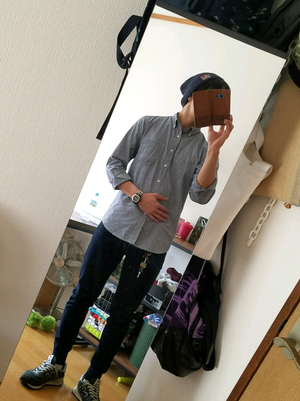 ブルー系のスニーカー、ブルー系のデニムパンツ、ブルー系のシャツ/ブラウスを着用したメンズの春コーディネートの1枚目の写真