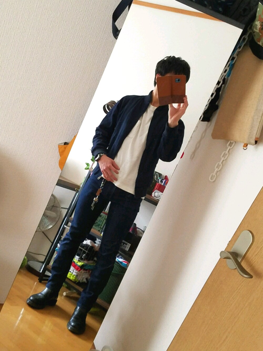 ブルー系のデニムジャケット、ホワイト系のTシャツ/カットソー、ブラック系のブーツを着用したメンズの春コーディネートの1枚目の写真