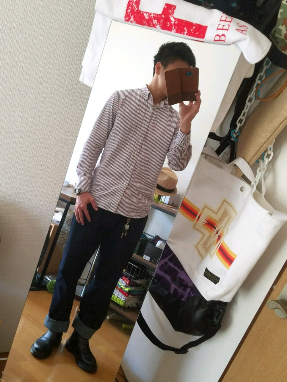 レッド系のシャツ/ブラウス、ブルー系のデニムパンツ、ブラック系のブーツを着用したメンズの春コーディネートの1枚目の写真