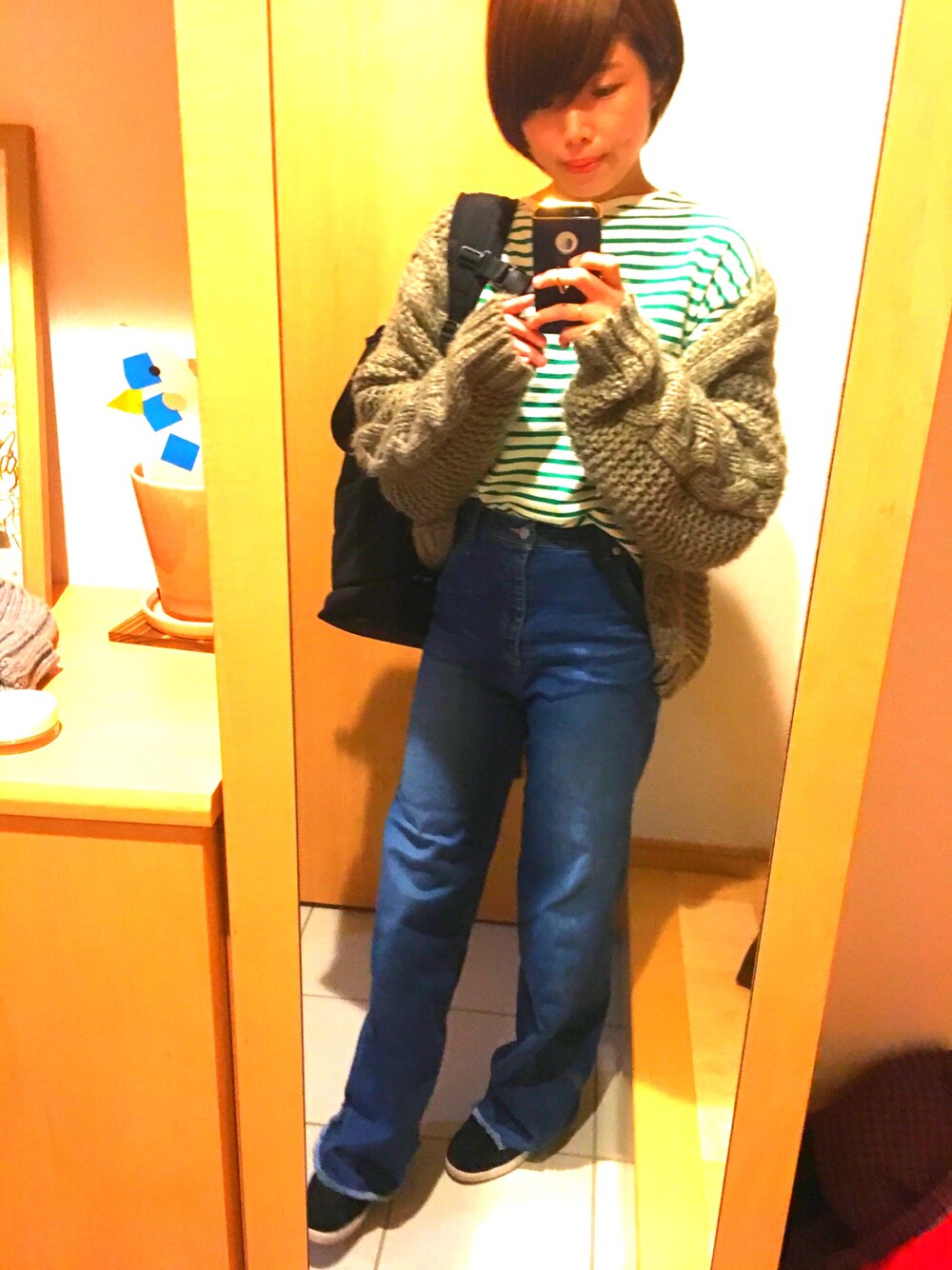 「ママコーデ、ママファッション、休日スタイル、カジュアル、シンプルコーデ、オトナ女子、スニーカーコーデ、シンプル」｜「DHOLICのミニマルケーブルニットカーディガン（カーディガン/ボレロ、グレー系）」を使った、kitagawa_ykmさん（レディース・165cm）の春コーディネートの1枚目の写真