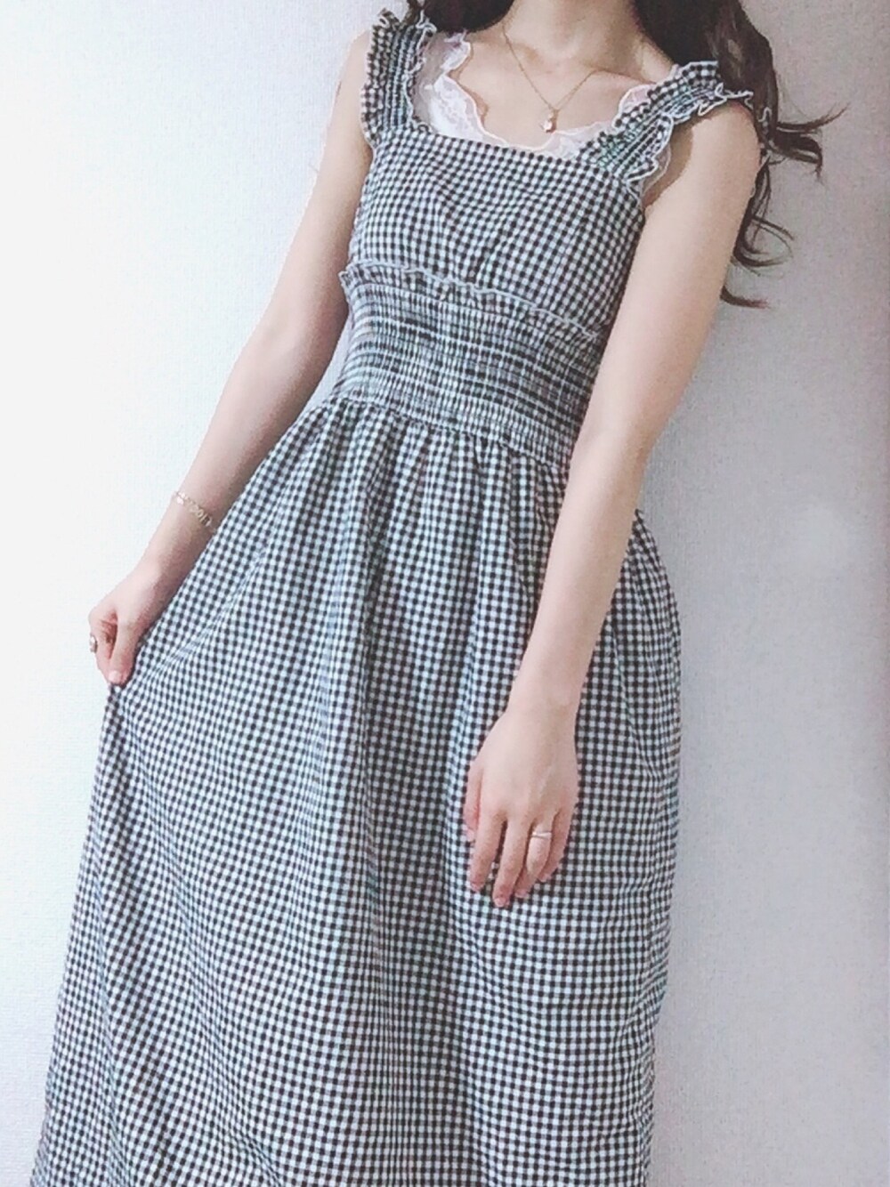 ホワイト系のタンクトップ、ブラック系のワンピースを着用したレディースの夏コーディネートの1枚目の写真