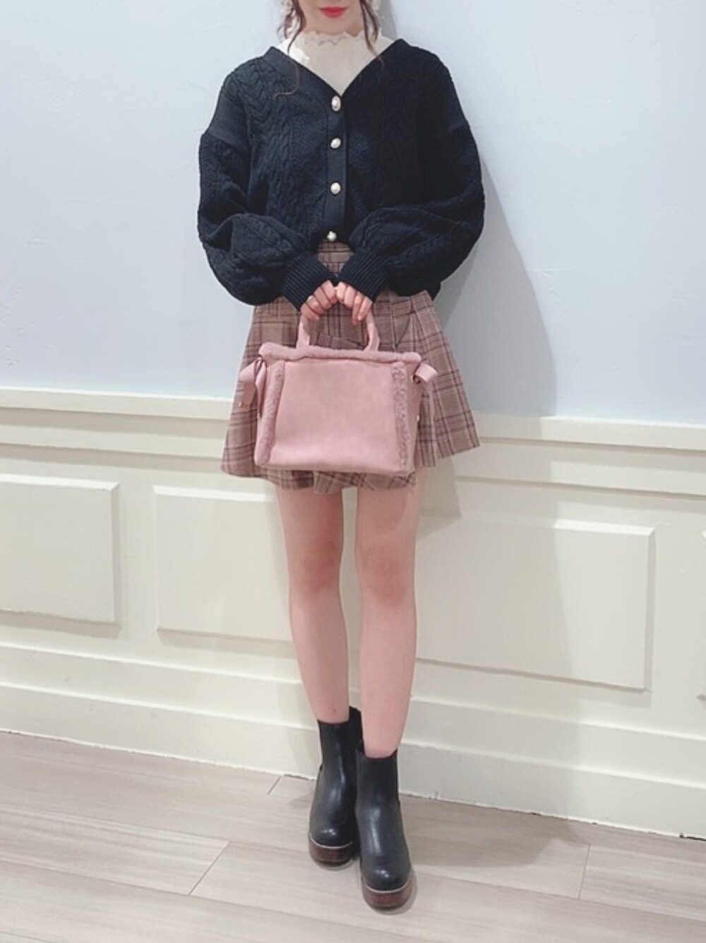 「デート、レイヤードスタイル、年末WEAR感謝祭、ブーツ、大人ガーリー、カーディガン、マジェスティックレゴン、黒×ピンク、ケーブルニット、冬のコーデ」｜「MAJESTIC LEGONのシアバターレースリブトップス（Tシャツ/カットソー、ホワイト系）」を使った、natsuさん（レディース・162cm）の冬コーディネートの1枚目の写真