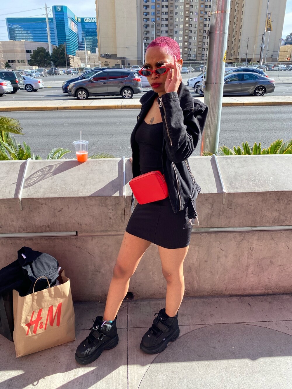 「red、shoppingoutfits」｜「FOREVER 21のアイテム（ボディバッグ/ウエストポーチ、レッド系）」を使った、💎さん（レディース・157cm）の春コーディネートの1枚目の写真