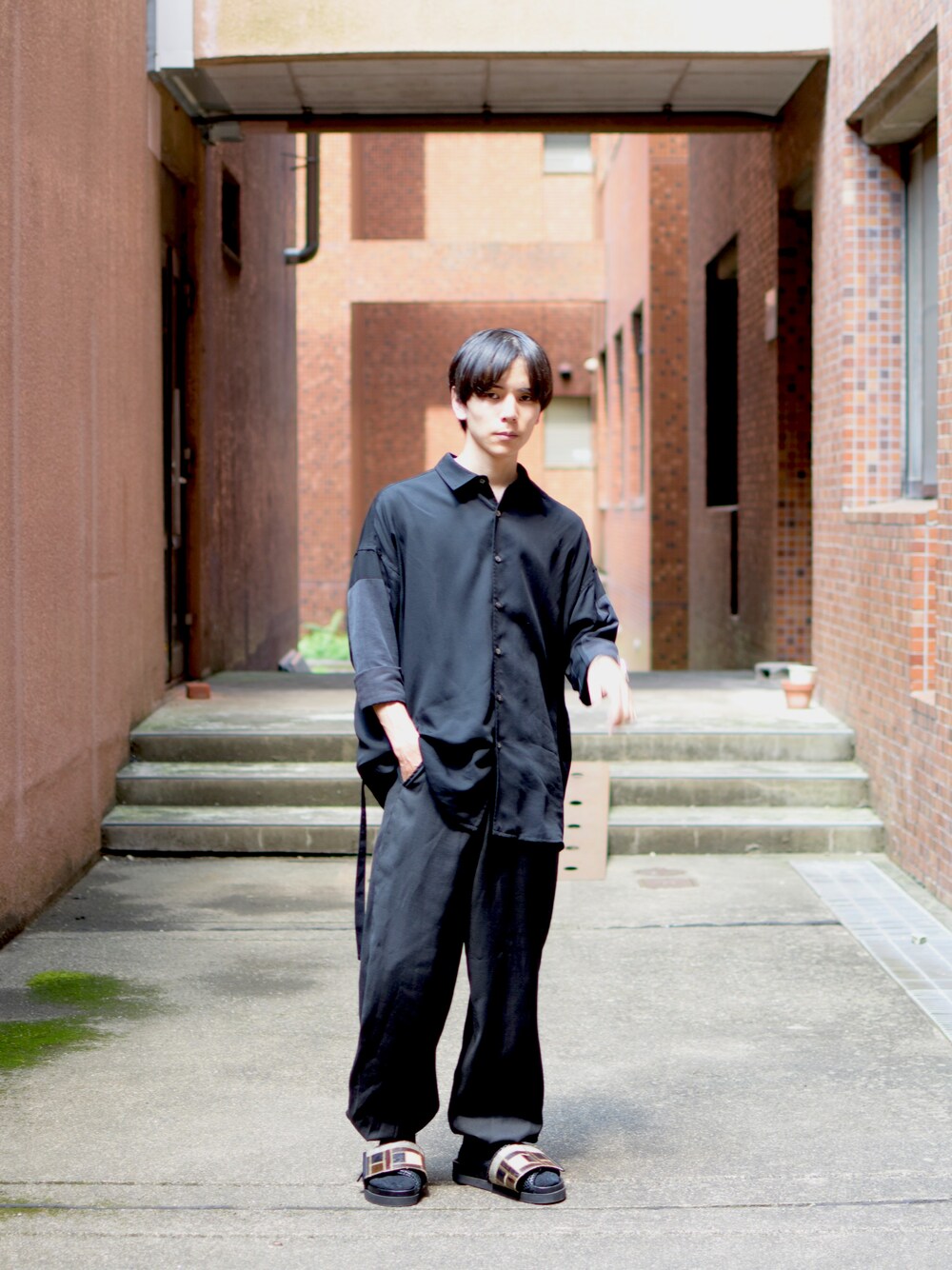 「オールブラック、ドレープ　、サンダル、真っ黒コーデ、黒シャツ、ゆるコーデ、theSakaki、センター分け、蛇足、kirov」｜「KirovのBLOCK SLEEVE SHIRTS（シャツ/ブラウス、ブラック系）」を使った、ビニール袋さん（メンズ・164cm）の夏コーディネートの1枚目の写真