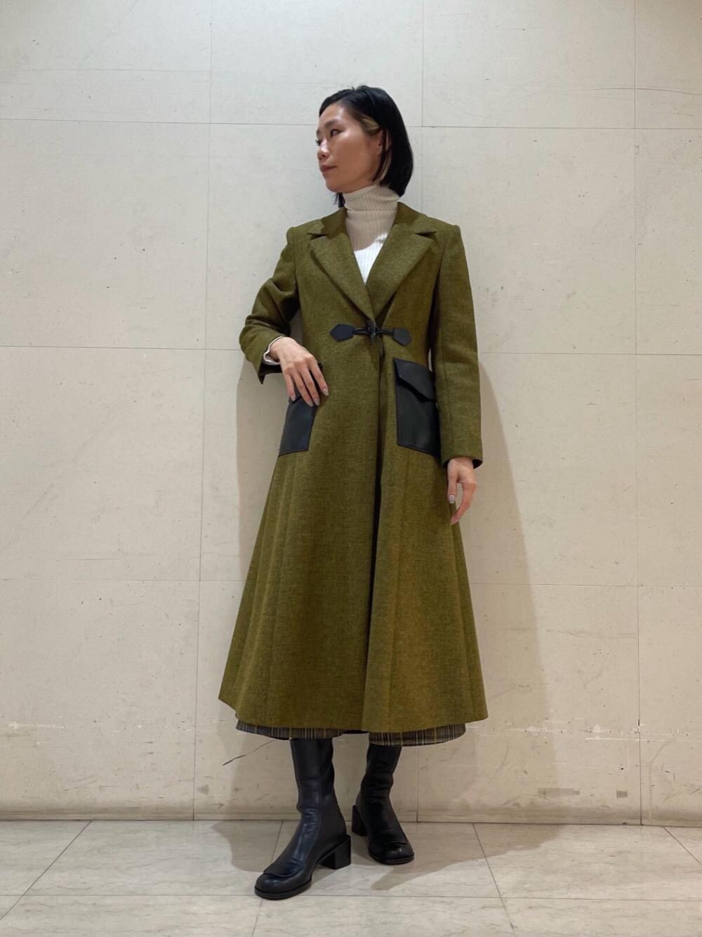 「スカート、こーと、170cm～、ﾌﾞｰﾂ」｜「LANVIN en Bleuのポイントカラーリブタートル（ニット/セーター、ホワイト系）」を使った、LANVIN en Bleu STAFFさん（メンズ・170cm）の秋コーディネートの1枚目の写真