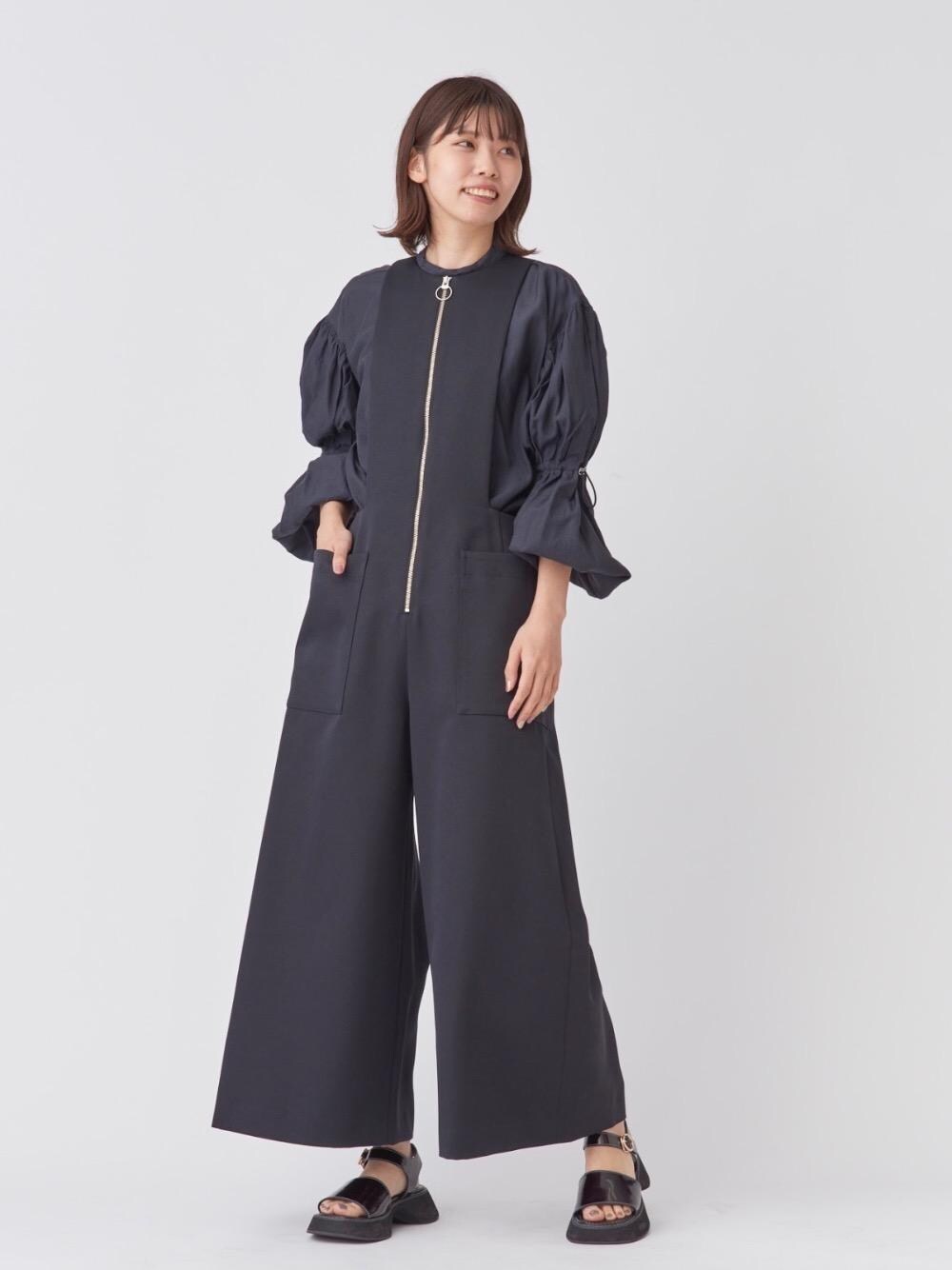 ブラック系のワンピース、ブラック系のサンダル、ブラック系のシャツ/ブラウスを着用したレディースの冬コーディネートの1枚目の写真