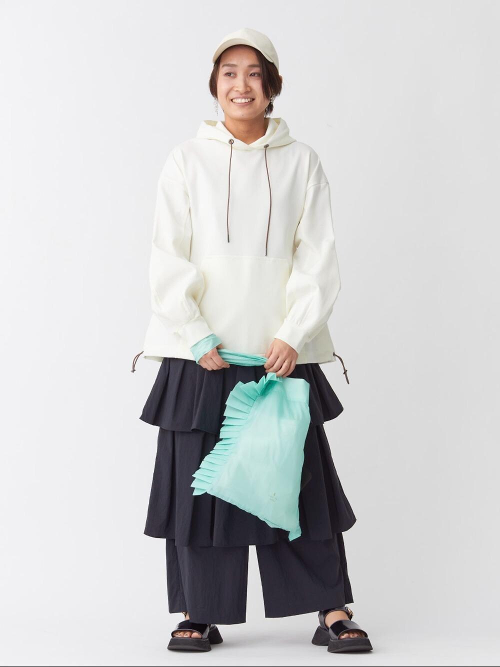 「パーカー、サンダル、ビックシルエット、エコバッグ、ウォッシャブル、LANVIN en Bleu、LANVIN en Bleu WOMEN(LANVIN en Bleu WOMEN)、ランバンオンブルー、イエベ、骨格ウェイブ」｜「LANVIN en Bleuの【ZOZO先行予約】ポーチ付きプリーツエコバッグ（その他、グリーン系）」を使った、LANVIN en Bleu STAFFさん（レディース・160cm）の春コーディネートの1枚目の写真