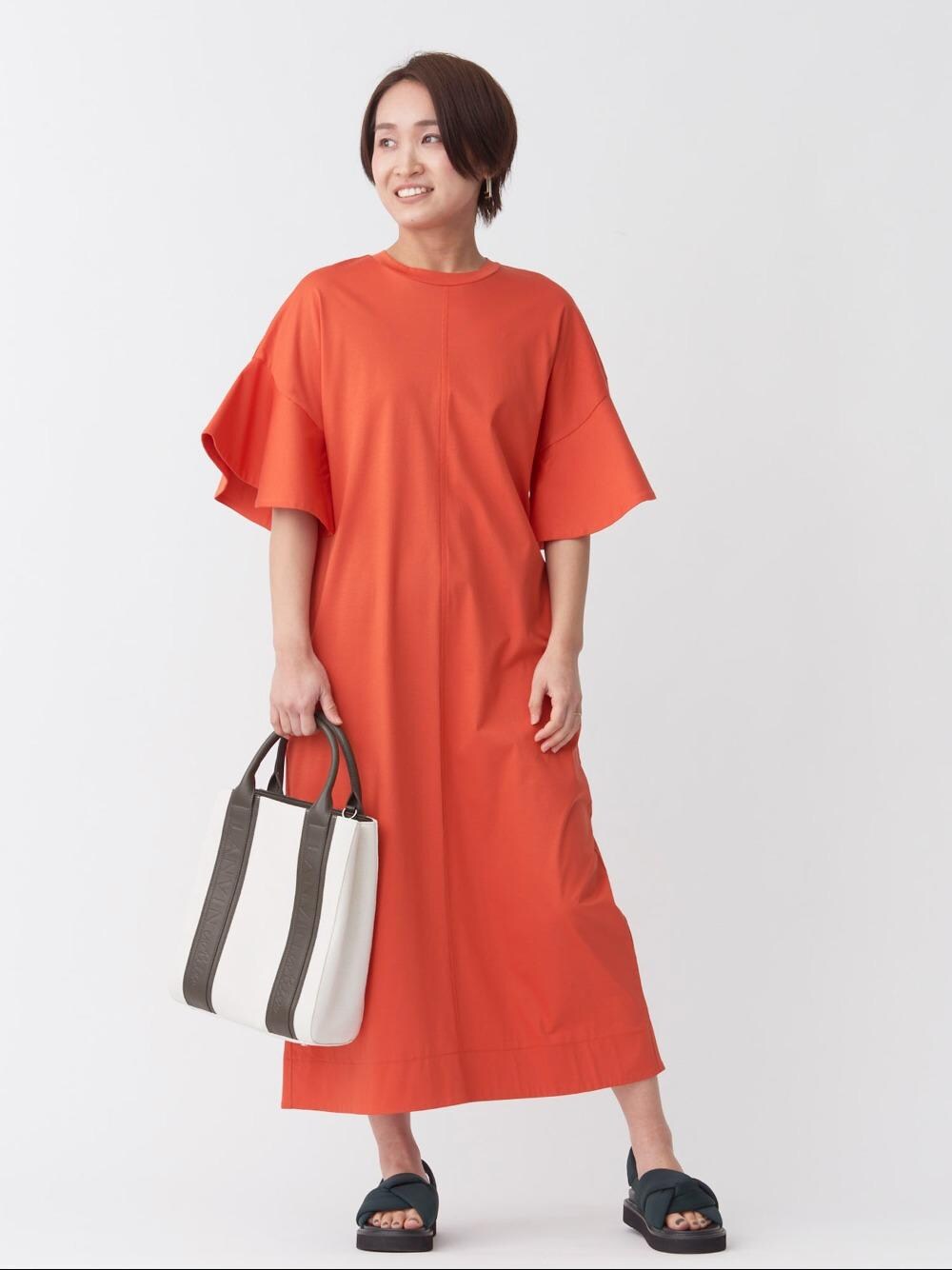 「ワンピース、サンダル、きれいめカジュアル、ウォッシャブル、にんじんコーデ、LANVIN en Bleu、LANVIN en Bleu WOMEN(LANVIN en Bleu WOMEN)、ランバンオンブルー、イエベ、骨格ウェイブ」｜「LANVIN en Bleuのキャンバスロゴトートバッグ（トートバッグ、グレー系）」を使った、LANVIN en Bleu STAFFさん（レディース・160cm）の春コーディネートの1枚目の写真
