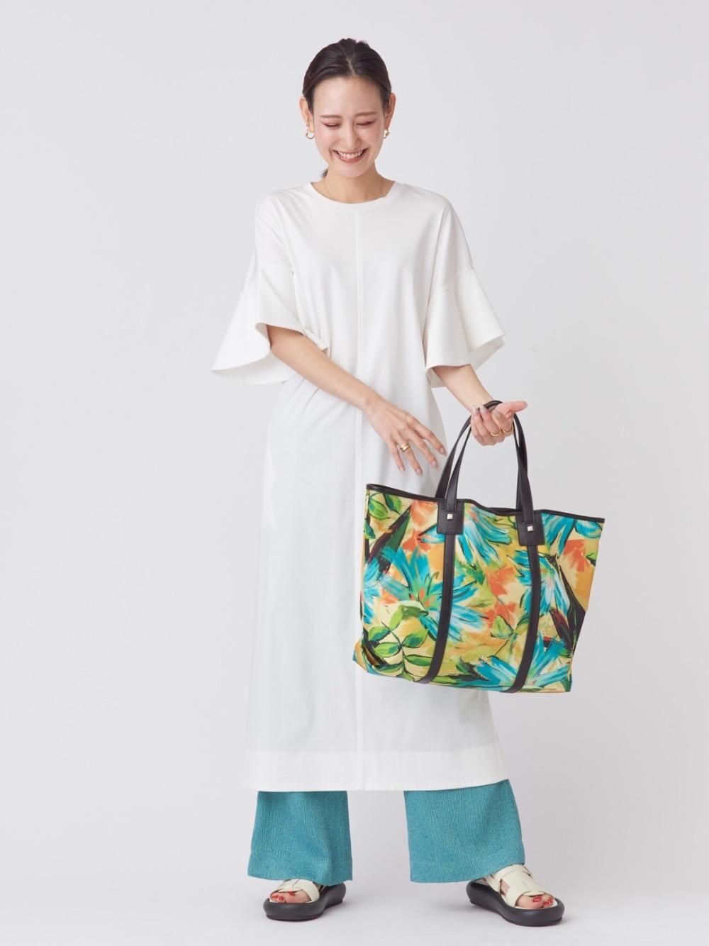 「ワンピース、パンツコーデ、アクティブ、ウォッシャブル、大きめバッグ、グルカサンダル、LANVIN en Bleu、LANVIN en Bleu WOMEN(LANVIN en Bleu WOMEN)、ランバンオンブルー、ショップスタッフのアクティブコーデ」｜「LANVIN en Bleuのラッフルスリーブワンピース（ワンピース、ホワイト系）」を使った、LANVIN en Bleu STAFFさん（レディース・168cm）の春コーディネートの1枚目の写真