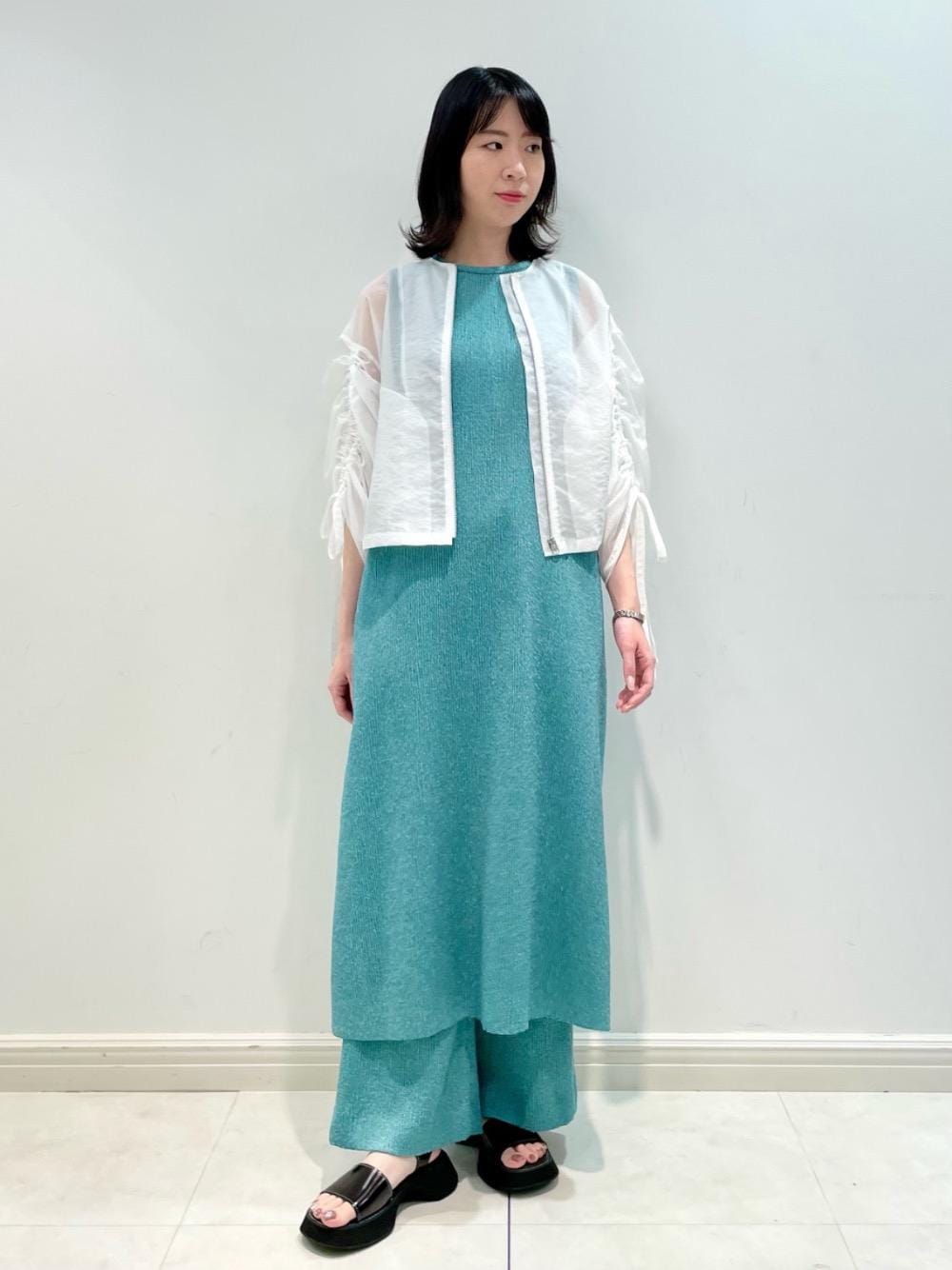 「ワンピース、レイヤードスタイル、大人カジュアル、ニットパンツ、セットアップ風、LANVIN en Bleu、LANVIN en Bleu WOMEN(LANVIN en Bleu WOMEN)、ランバンオンブルー、シア―ブルゾン、ショップスタッフの推しボトムス」｜「LANVIN en Bleuのレザーステッチサンダル（サンダル、ブラウン系）」を使った、LANVIN en Bleu STAFFさん（レディース・165cm）の春コーディネートの1枚目の写真