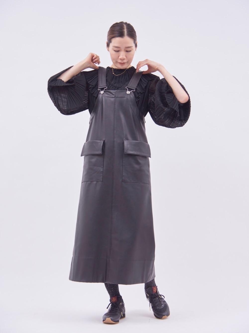 「サロペット、フェイクレザー、MIZUNO、甘辛mix、大人かわいい、コラボスニーカー、LANVIN en Bleu、LANVIN en Bleu WOMEN(LANVIN en Bleu WOMEN)、ランバンオンブルー、シア―ブラウス」｜「LANVIN en Bleuのロゴジャカードセミシアーソックス（ソックス/靴下、ブラック系）」を使った、LANVIN en Bleu STAFFさん（レディース・170cm）の秋コーディネートの1枚目の写真