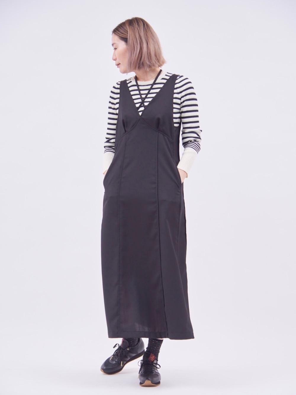 ブラック系のワンピース、ブラック系のスニーカー、ブラック系のニット/セーターを着用したレディースの秋コーディネートの1枚目の写真