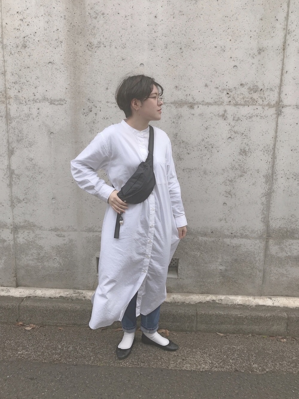 ホワイト系のワンピース、ブルー系のデニムパンツ、ブラック系のバレエシューズを着用したレディースの秋コーディネートの1枚目の写真