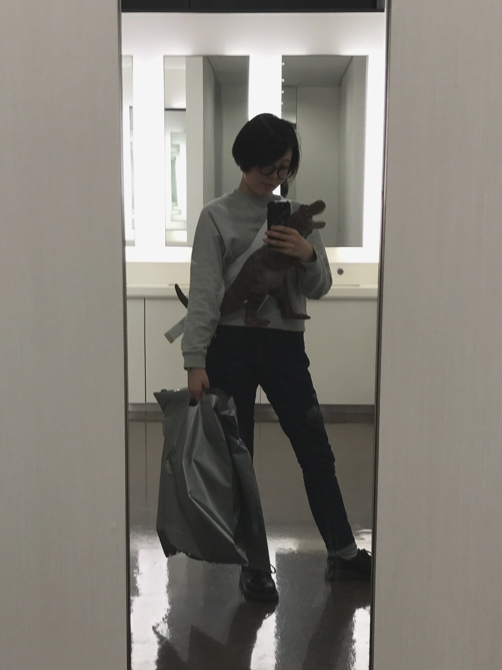「Dr. Martensのアイテム（シューズ、ブラック系）」を使った、kuniaさん（レディース・161cm）の春コーディネートの1枚目の写真
