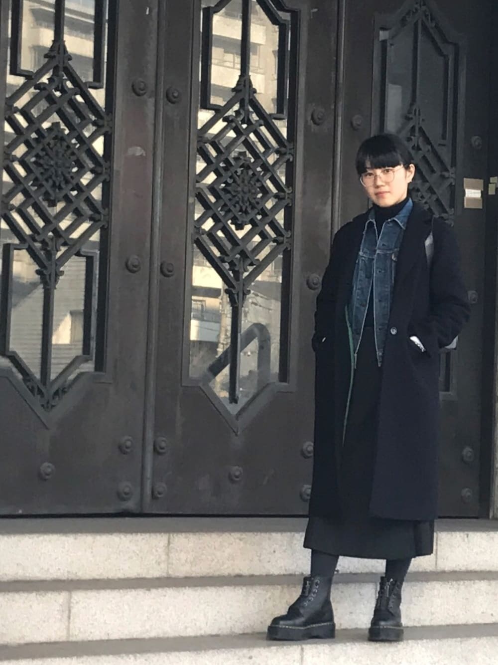 「デニム、ネイビー」｜「Dr. MartensのDr.Martens QUAD RETRO SINCLAIR BLACK AUNT SALLY（ブーツ、ブラック系）」を使った、kuniaさん（レディース・161cm）の冬コーディネートの1枚目の写真