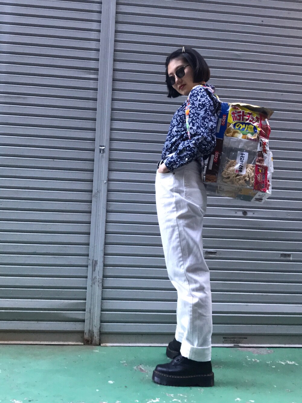 「Calvin Klein Jeansのアイテム（パンツ、ホワイト系）」を使った、kuniaさん（レディース・161cm）の春コーディネートの1枚目の写真