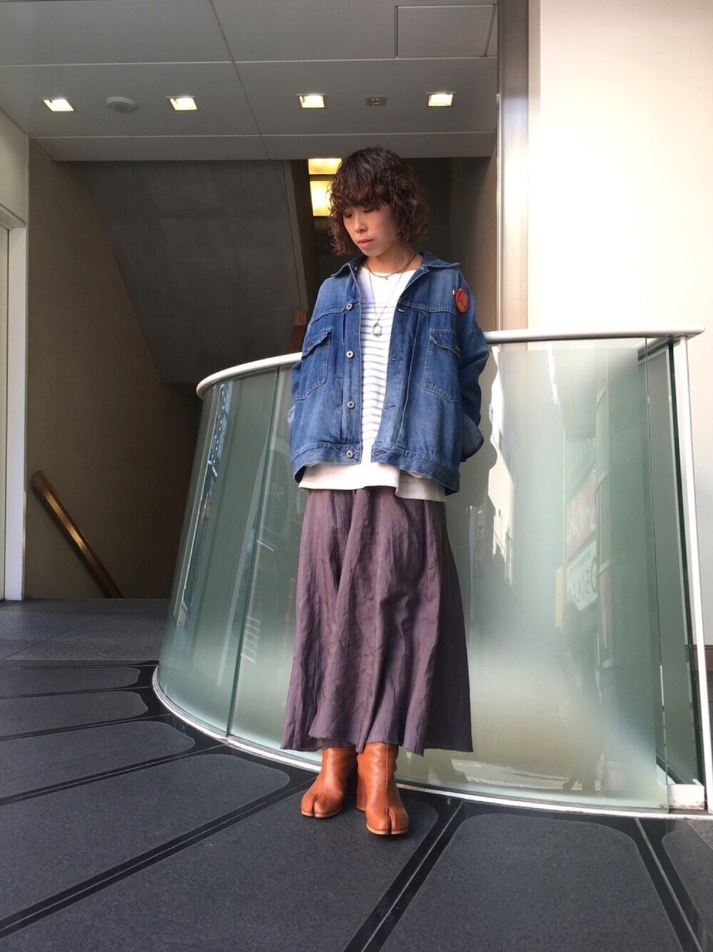 「大人カジュアル、uncut bound、Rinajour、足袋ブーツ、スカート、Gジャン、Martin Margiela、2018、オーバーサイズ」｜「RinajourのRinajour(リナジュール)   3WAY Gジャン（デニムジャケット、ブルー系）」を使った、Yuka Ozawaさん（レディース・153cm）の冬コーディネートの1枚目の写真