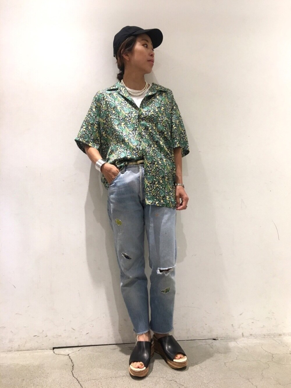 「uncut bound、デニム、BANANATIME、開襟シャツ、le crabe rouge、サボ、La Maison de lyllis、キャップ、夏コーデ」｜「LE CRABE ROUGEのLE CRABE ROUGE (ル クラベ ルージュ)  コルクソールサンダル（サンダル、ブラック系）」を使った、Yuka Ozawaさん（レディース・153cm）の春コーディネートの1枚目の写真
