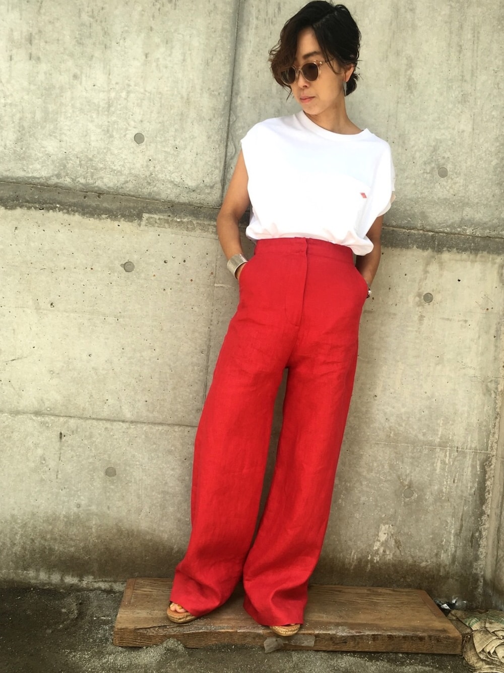 「uncut bound、RUMBLERED、大人カジュアル、2018ss、le crabe rouge、夏コーデ、Danton、赤、麻、白Tシャツ」｜「RUMBLE REDのRUMBLE RED Marine Pants（その他パンツ、レッド系）」を使った、Yuka Ozawaさん（レディース・153cm）の夏コーディネートの1枚目の写真