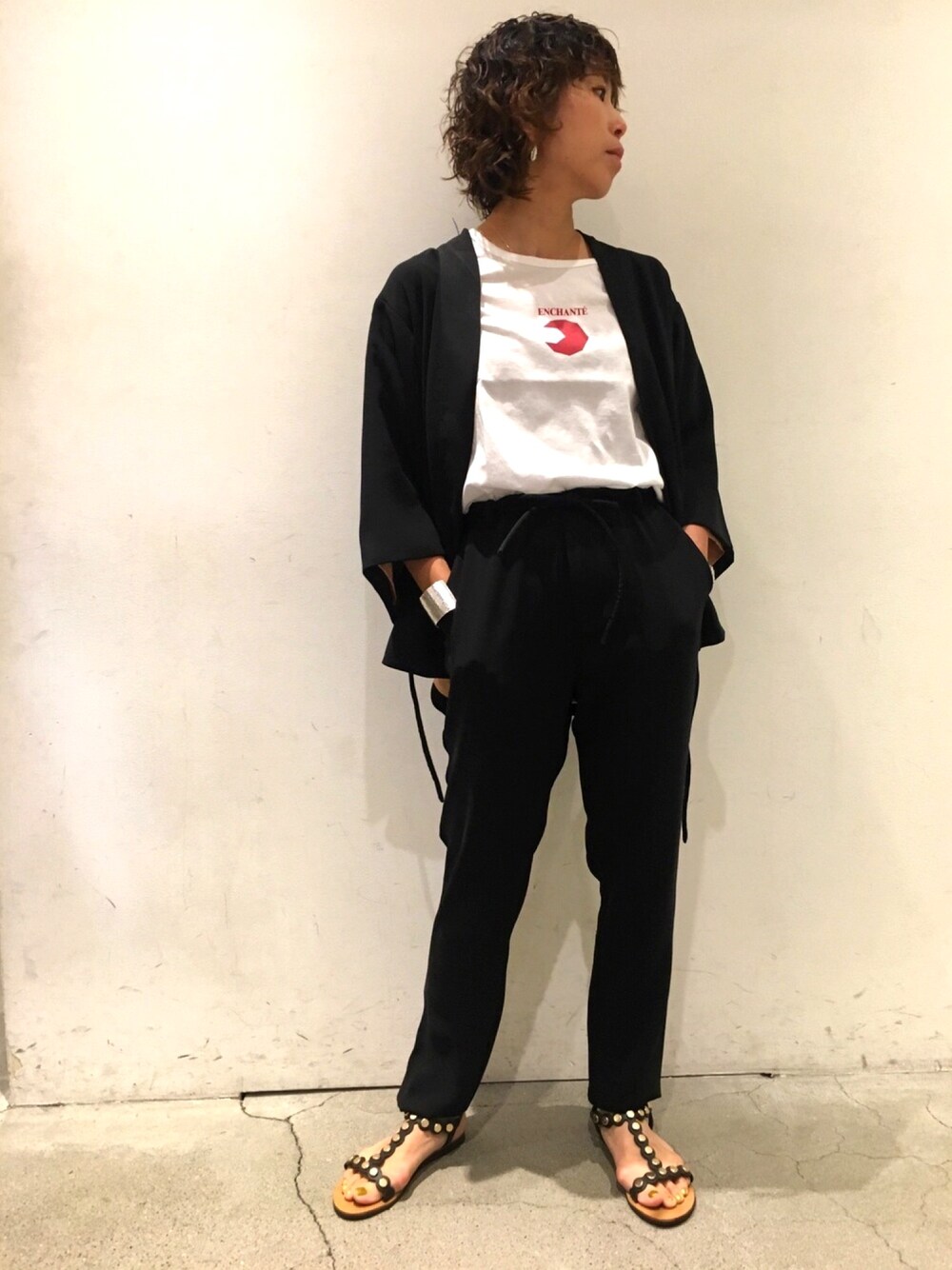 「uncut bound、MAISON SCOTCH、scotch&soda、黒、セットアップ、ジャケット、大人カジュアル、白Tシャツ、サンダル、2018ss」｜「MAISON SCOTCHのMAISON SCOTCH(メゾン スコッチ)  ｷﾓﾉｽﾘｰﾌﾞｼﾞｬｹｯﾄ（ブルゾン、ブラック系）」を使った、Yuka Ozawaさん（レディース・153cm）の夏コーディネートの1枚目の写真